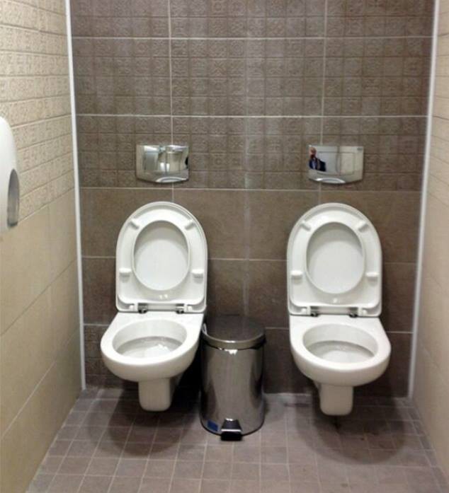 Buồn đi hái hoa ở văn phòng, nhưng WC công ty lại cửa có cũng như không thế này thì phải làm sao?