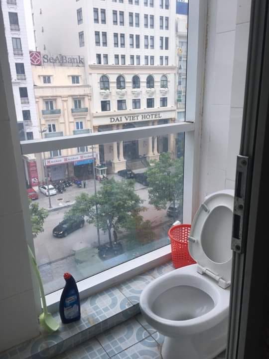 Buồn đi hái hoa ở văn phòng, nhưng WC công ty lại cửa có cũng như không thế này thì phải làm sao?