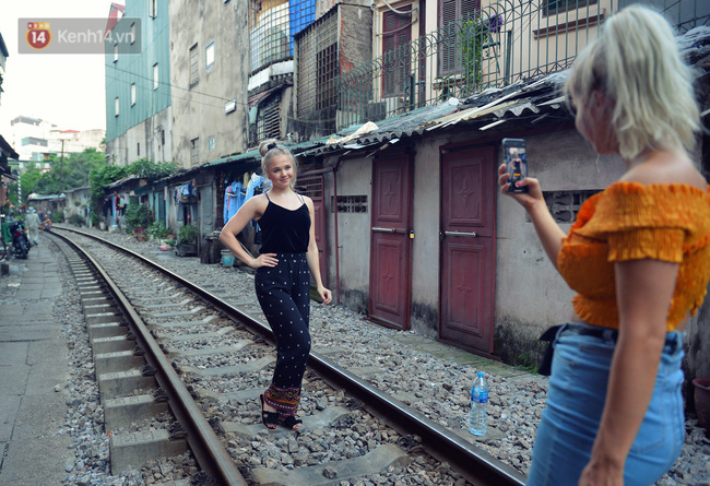 Chẳng cần đến Đài Loan, ngay Hà Nội cũng có một xóm đường tàu bình dị và đẹp đẽ không kém làng cổ Thập Phần
