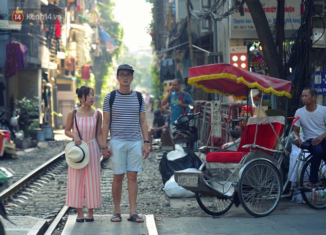 Chẳng cần đến Đài Loan, ngay Hà Nội cũng có một xóm đường tàu bình dị và đẹp đẽ không kém làng cổ Thập Phần