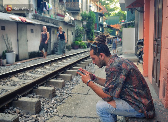 Chẳng cần đến Đài Loan, ngay Hà Nội cũng có một xóm đường tàu bình dị và đẹp đẽ không kém làng cổ Thập Phần