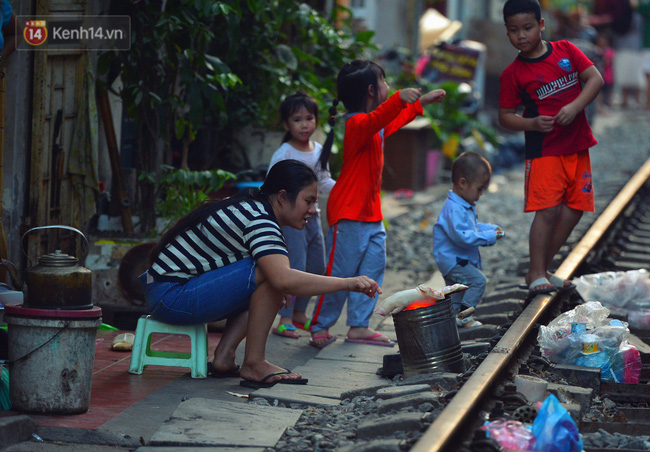 Chẳng cần đến Đài Loan, ngay Hà Nội cũng có một xóm đường tàu bình dị và đẹp đẽ không kém làng cổ Thập Phần