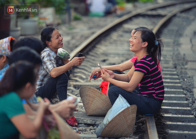 Chẳng cần đến Đài Loan, ngay Hà Nội cũng có một xóm đường tàu bình dị và đẹp đẽ không kém làng cổ Thập Phần