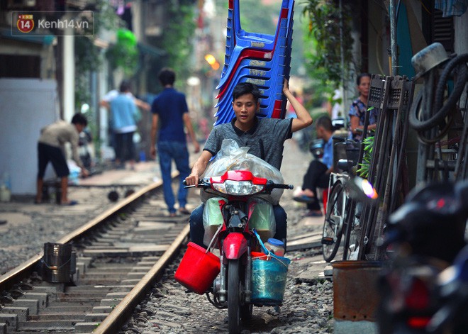 Chẳng cần đến Đài Loan, ngay Hà Nội cũng có một xóm đường tàu bình dị và đẹp đẽ không kém làng cổ Thập Phần