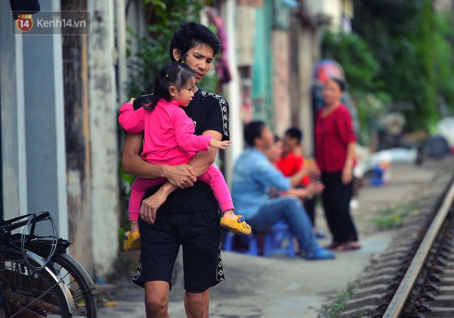 Chẳng cần đến Đài Loan, ngay Hà Nội cũng có một xóm đường tàu bình dị và đẹp đẽ không kém làng cổ Thập Phần