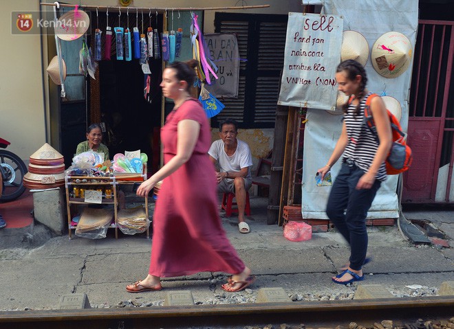 Chẳng cần đến Đài Loan, ngay Hà Nội cũng có một xóm đường tàu bình dị và đẹp đẽ không kém làng cổ Thập Phần