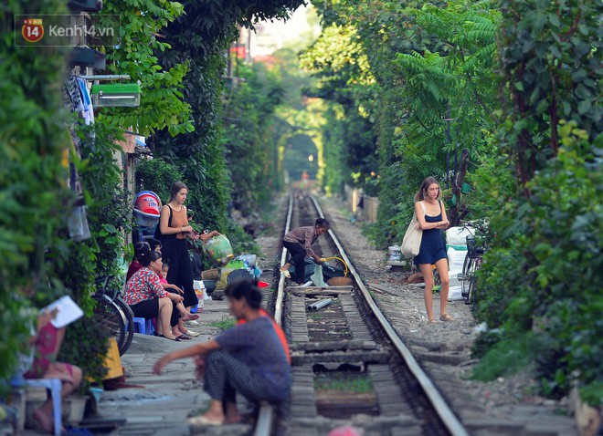 Chẳng cần đến Đài Loan, ngay Hà Nội cũng có một xóm đường tàu bình dị và đẹp đẽ không kém làng cổ Thập Phần