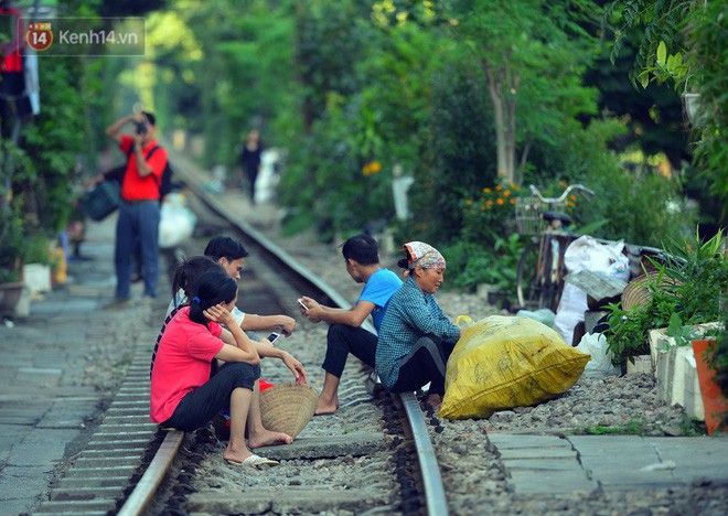 Chẳng cần đến Đài Loan, ngay Hà Nội cũng có một xóm đường tàu bình dị và đẹp đẽ không kém làng cổ Thập Phần