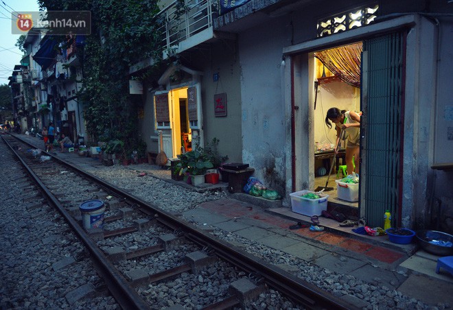 Chẳng cần đến Đài Loan, ngay Hà Nội cũng có một xóm đường tàu bình dị và đẹp đẽ không kém làng cổ Thập Phần