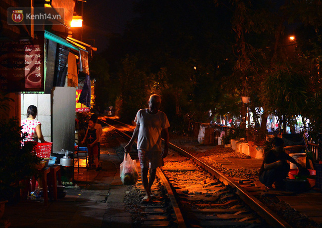 Chẳng cần đến Đài Loan, ngay Hà Nội cũng có một xóm đường tàu bình dị và đẹp đẽ không kém làng cổ Thập Phần