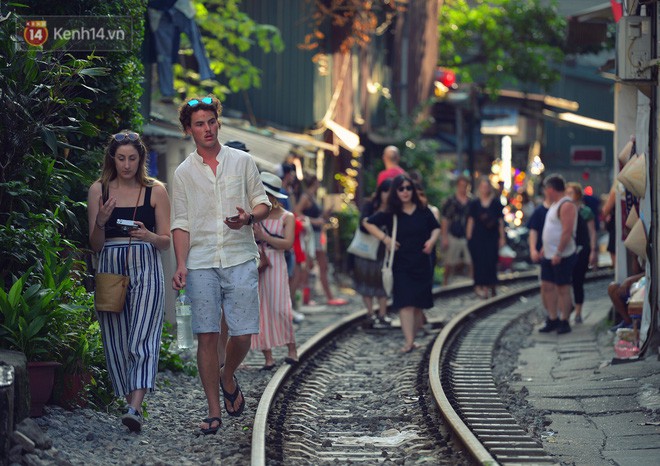 Chẳng cần đến Đài Loan, ngay Hà Nội cũng có một xóm đường tàu bình dị và đẹp đẽ không kém làng cổ Thập Phần