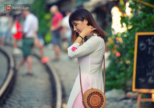 Chẳng cần đến Đài Loan, ngay Hà Nội cũng có một xóm đường tàu bình dị và đẹp đẽ không kém làng cổ Thập Phần