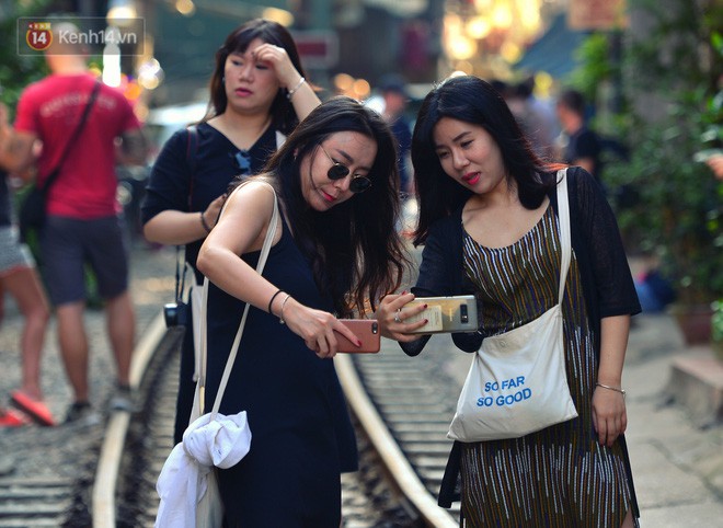 Chẳng cần đến Đài Loan, ngay Hà Nội cũng có một xóm đường tàu bình dị và đẹp đẽ không kém làng cổ Thập Phần