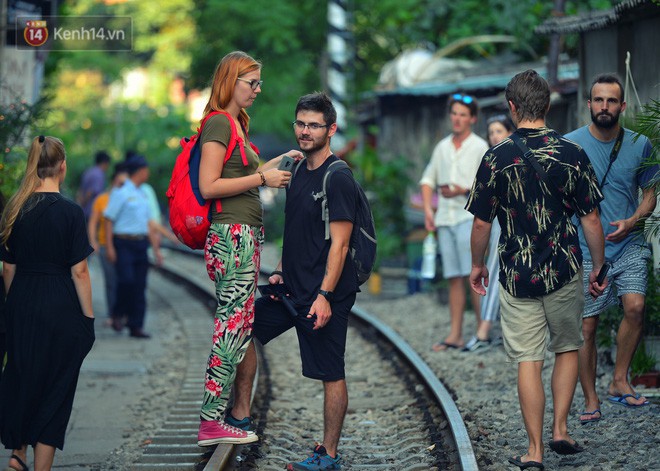 Chẳng cần đến Đài Loan, ngay Hà Nội cũng có một xóm đường tàu bình dị và đẹp đẽ không kém làng cổ Thập Phần