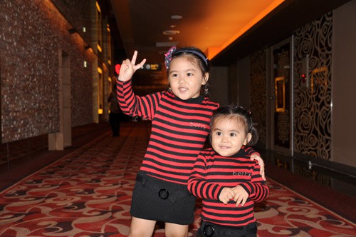 Mới ngày nào còn bụ bẫm, đáng yêu, 2 công chúa nhà Quyền Linh giờ đây đã lớn và sở hữu chiều cao vượt trội