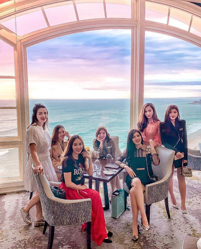 Tiểu thư Rich Kid Việt đăng ảnh với hội bạn thân, dân tình nóng lòng muốn biết danh tính từng người