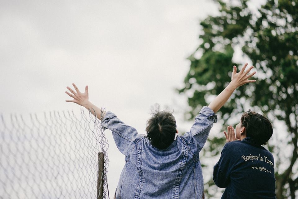 Khi trai đẹp yêu nhau: Đi 10km dưới mưa đến nhà xin lỗi, ôm cái cho hết giận rồi về!