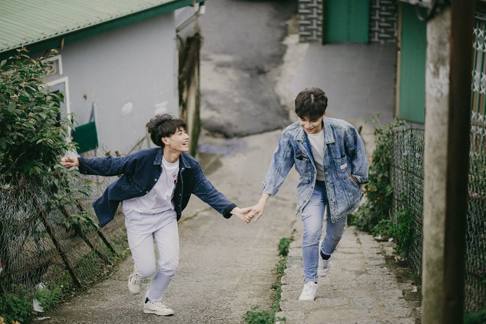 Khi trai đẹp yêu nhau: Đi 10km dưới mưa đến nhà xin lỗi, ôm cái cho hết giận rồi về!