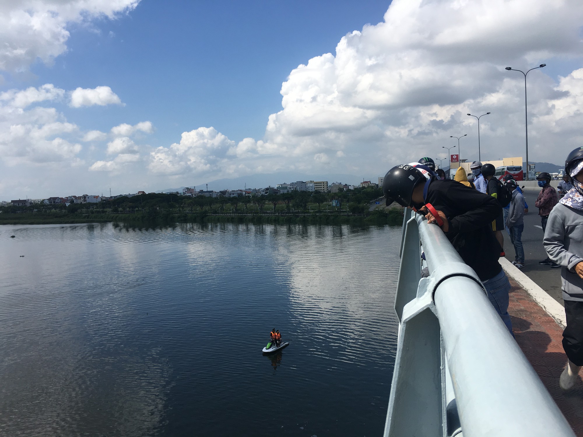 Giận người yêu, nam thanh niên 24 tuổi đập nát điện thoại rồi nhảy cầu tự tử