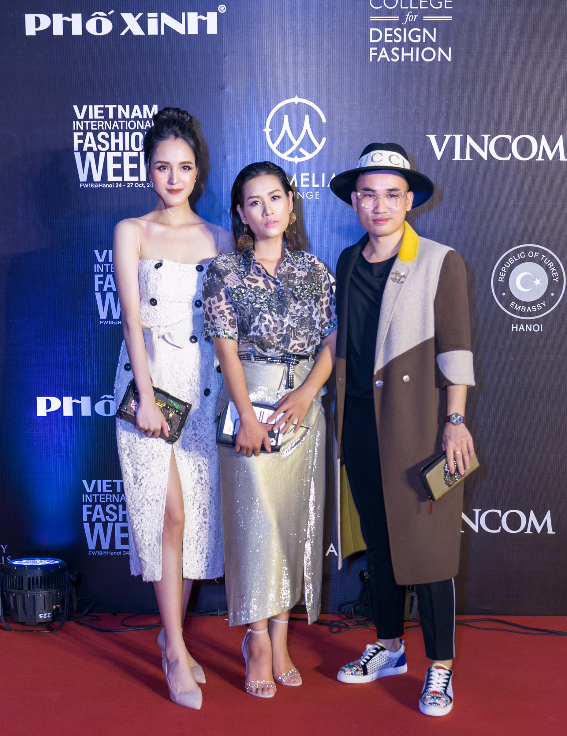 Võ Hoàng Yến kín như bưng trên thảm đỏ khai mạc Vietnam International Fashion Week