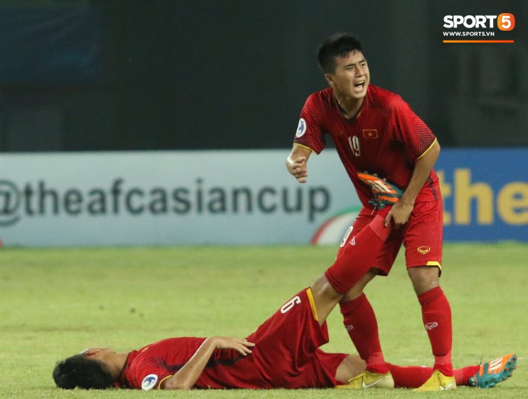 Tuyển thủ U19 Việt Nam lo lắng kêu cứu khi thấy đồng đội gục trên sân sau trận thua U19 Hàn Quốc