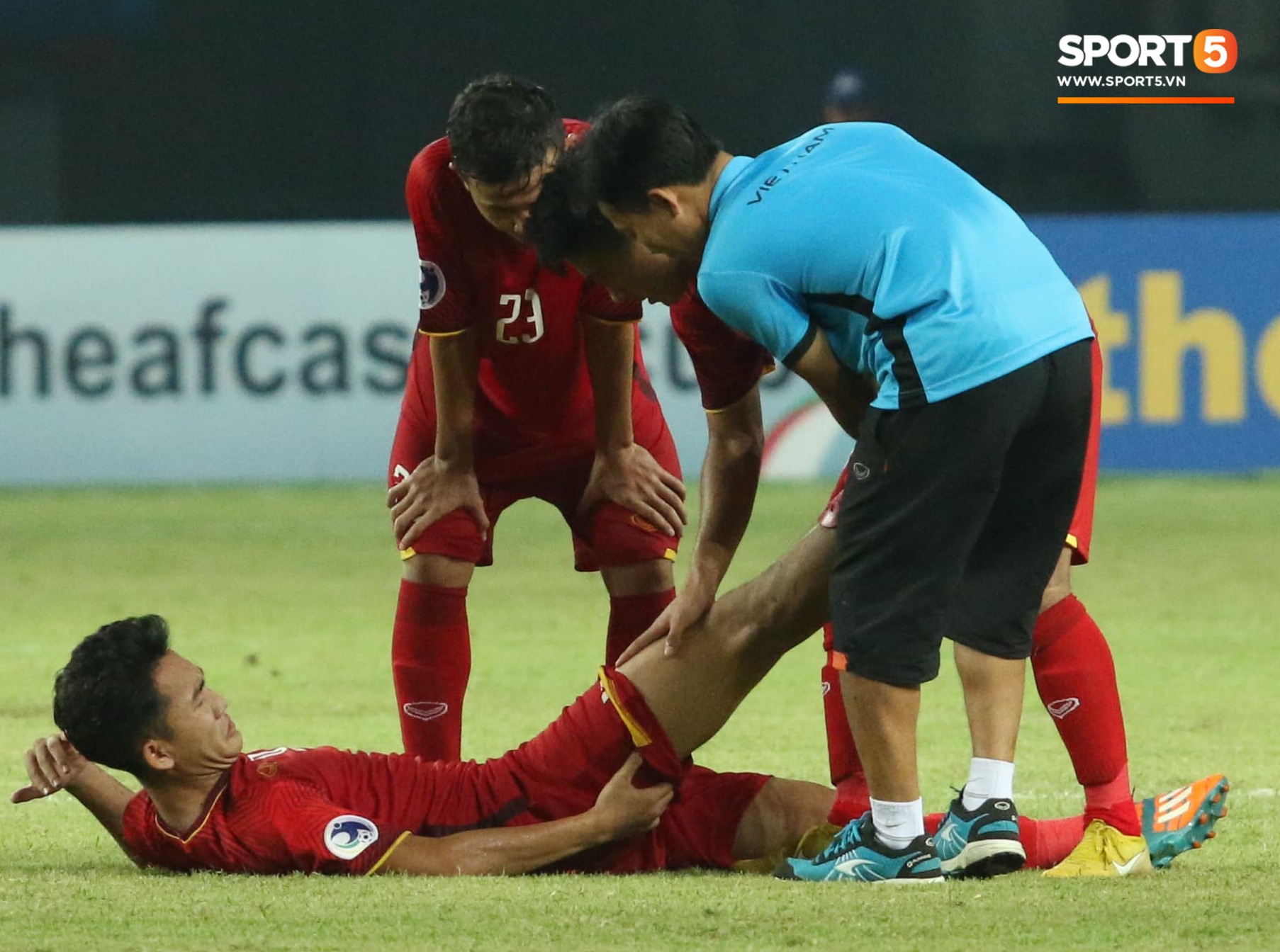 Tuyển thủ U19 Việt Nam lo lắng kêu cứu khi thấy đồng đội gục trên sân sau trận thua U19 Hàn Quốc