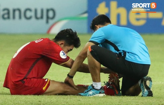 Tuyển thủ U19 Việt Nam lo lắng kêu cứu khi thấy đồng đội gục trên sân sau trận thua U19 Hàn Quốc