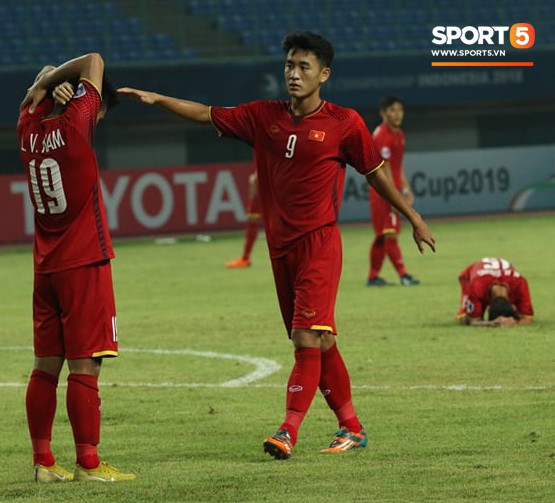 Tuyển thủ U19 Việt Nam lo lắng kêu cứu khi thấy đồng đội gục trên sân sau trận thua U19 Hàn Quốc