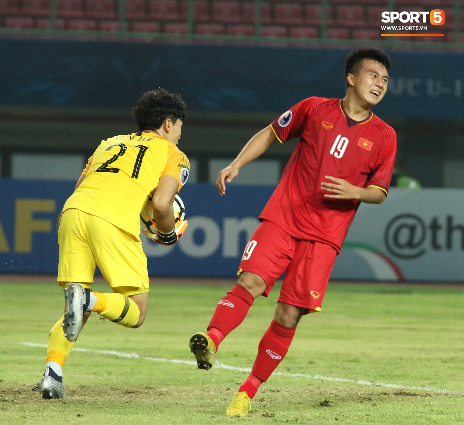 Tuyển thủ U19 Việt Nam lo lắng kêu cứu khi thấy đồng đội gục trên sân sau trận thua U19 Hàn Quốc