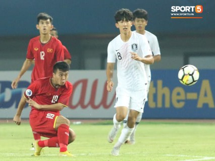 Tuyển thủ U19 Việt Nam lo lắng kêu cứu khi thấy đồng đội gục trên sân sau trận thua U19 Hàn Quốc