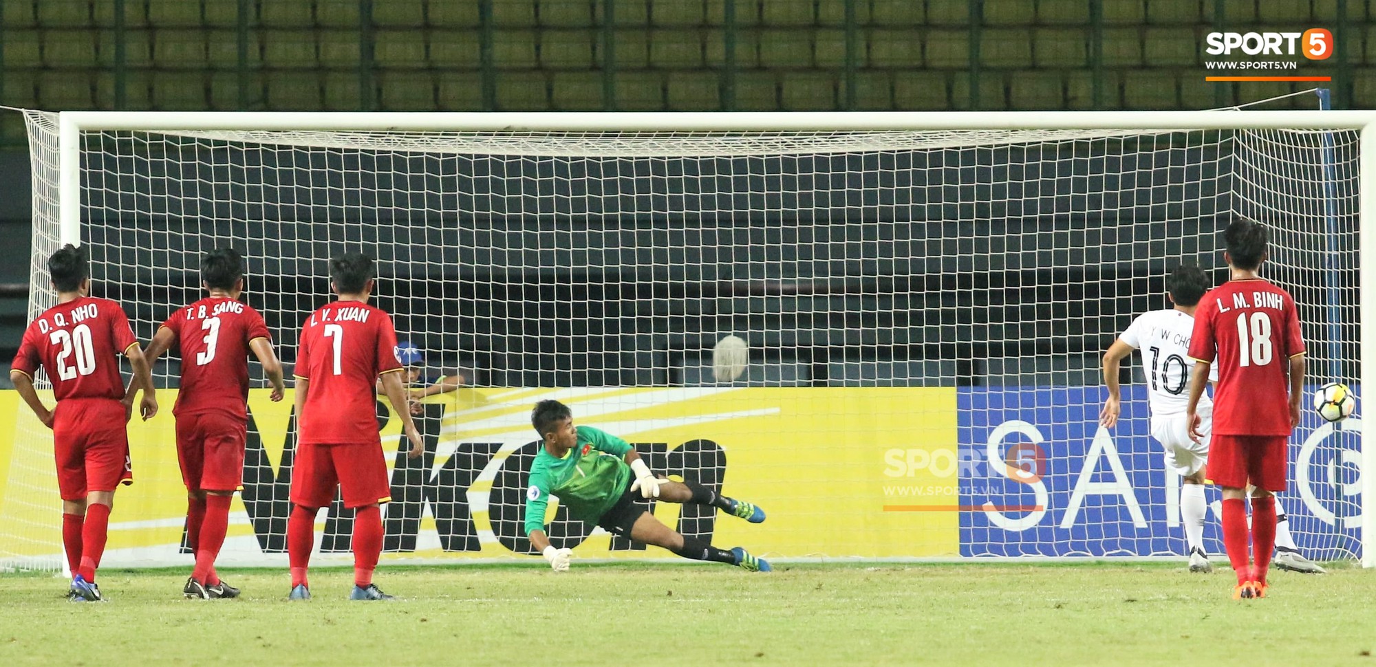 Tuyển thủ U19 Việt Nam lo lắng kêu cứu khi thấy đồng đội gục trên sân sau trận thua U19 Hàn Quốc