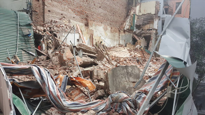 Hiện trường đổ nát vụ sập tường nhà gần Hồ Gươm chiều nay