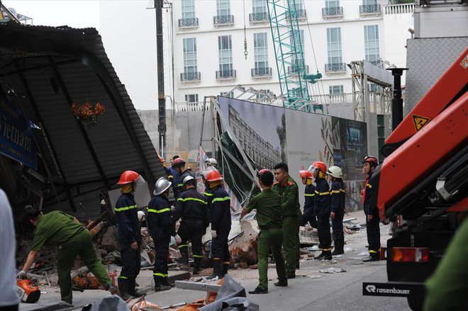 Hiện trường đổ nát vụ sập tường nhà gần Hồ Gươm chiều nay