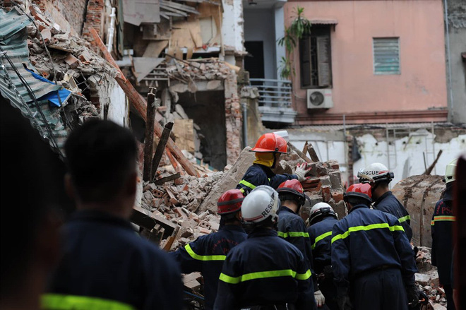 Hiện trường đổ nát vụ sập tường nhà gần Hồ Gươm chiều nay