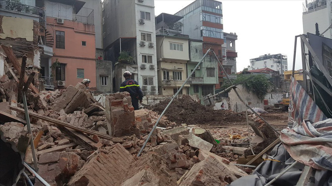 Hiện trường đổ nát vụ sập tường nhà gần Hồ Gươm chiều nay