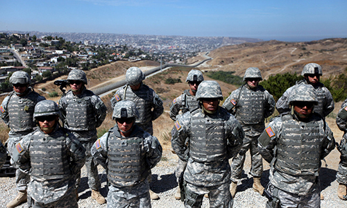 800 lính Mỹ được quyền làm gì với người di cư ở biên giới?