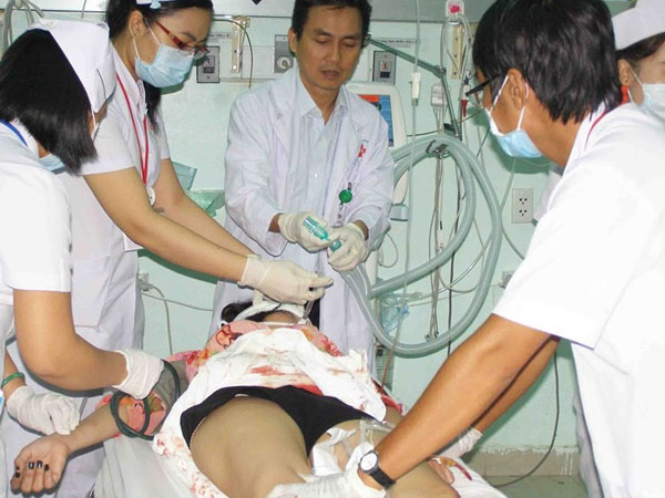 Bị cướp giật túi xách, một phụ nữ chết thảm, một bị thương