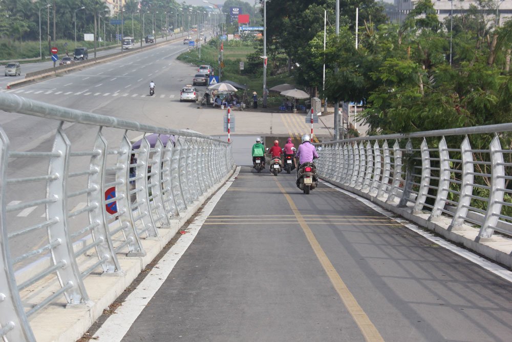 Video - Ảnh: Cầu chữ Z 18 tỷ độc đáo ở Hà Nội, xế hộp nhìn mà thèm