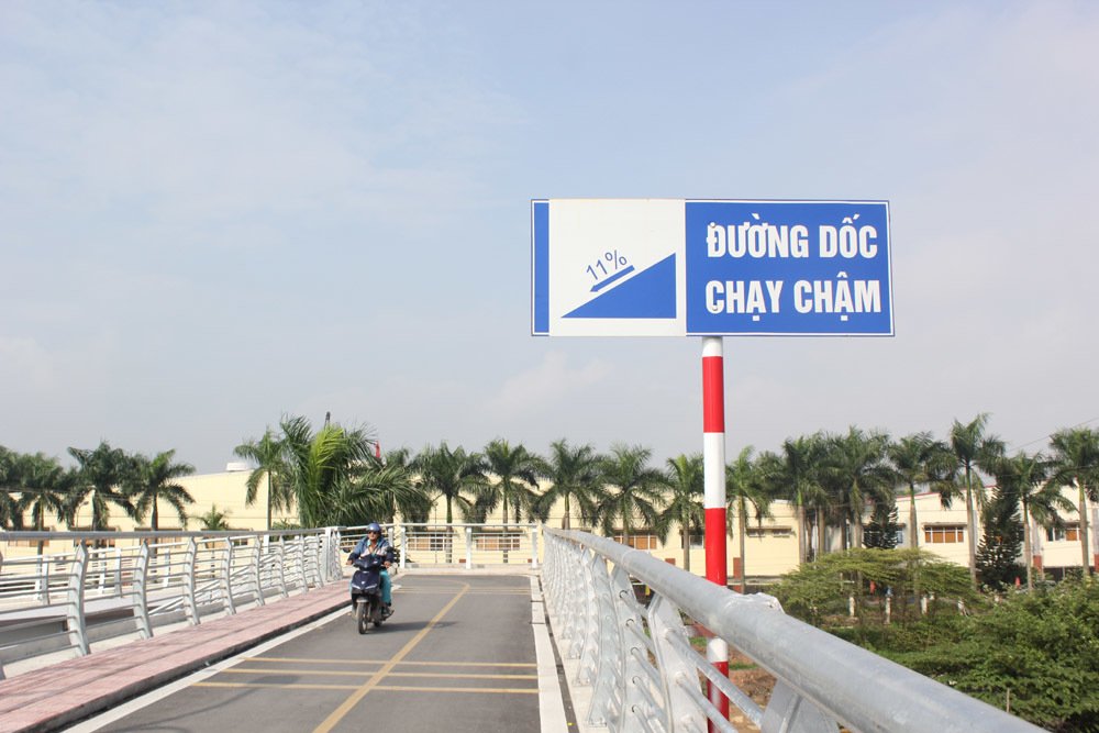 Video - Ảnh: Cầu chữ Z 18 tỷ độc đáo ở Hà Nội, xế hộp nhìn mà thèm