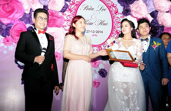 Đám cưới Nhật Kim Anh: Cô dâu ngất xỉu, liên tục mất điện trong thời khắc quan trọng