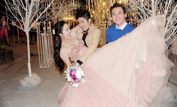 Đám cưới Nhật Kim Anh: Cô dâu ngất xỉu, liên tục mất điện trong thời khắc quan trọng