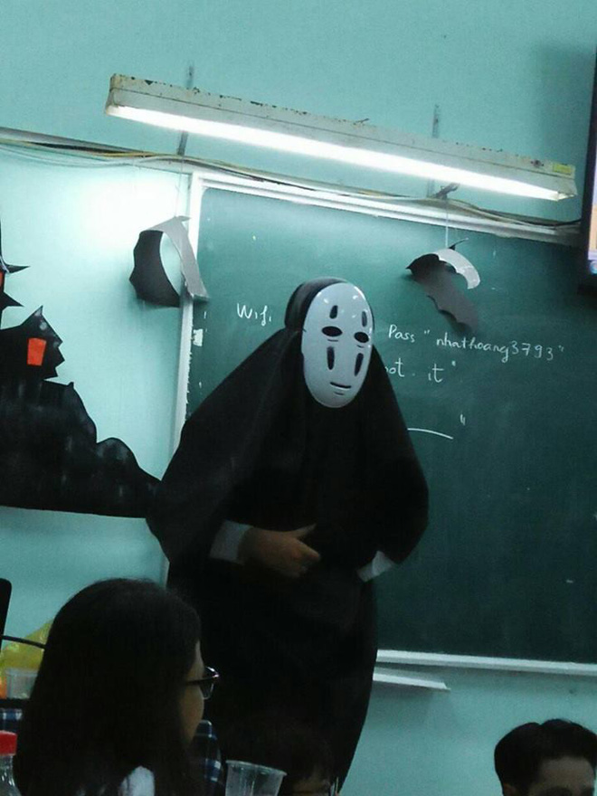 Chất như thầy giáo trường người ta: Nhập vai Vô Diện và tổ chức tiệc Halloween cho học sinh