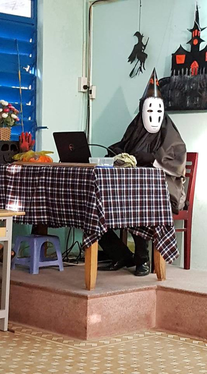 Chất như thầy giáo trường người ta: Nhập vai Vô Diện và tổ chức tiệc Halloween cho học sinh