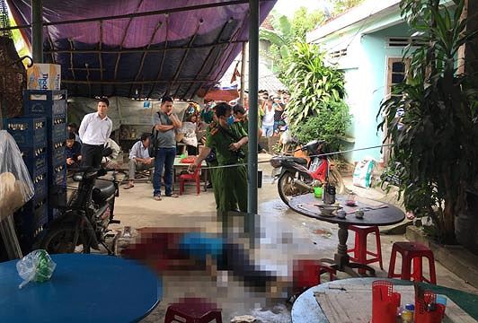 Chém xối xả vào đầu hàng xóm ngay trong quán ăn