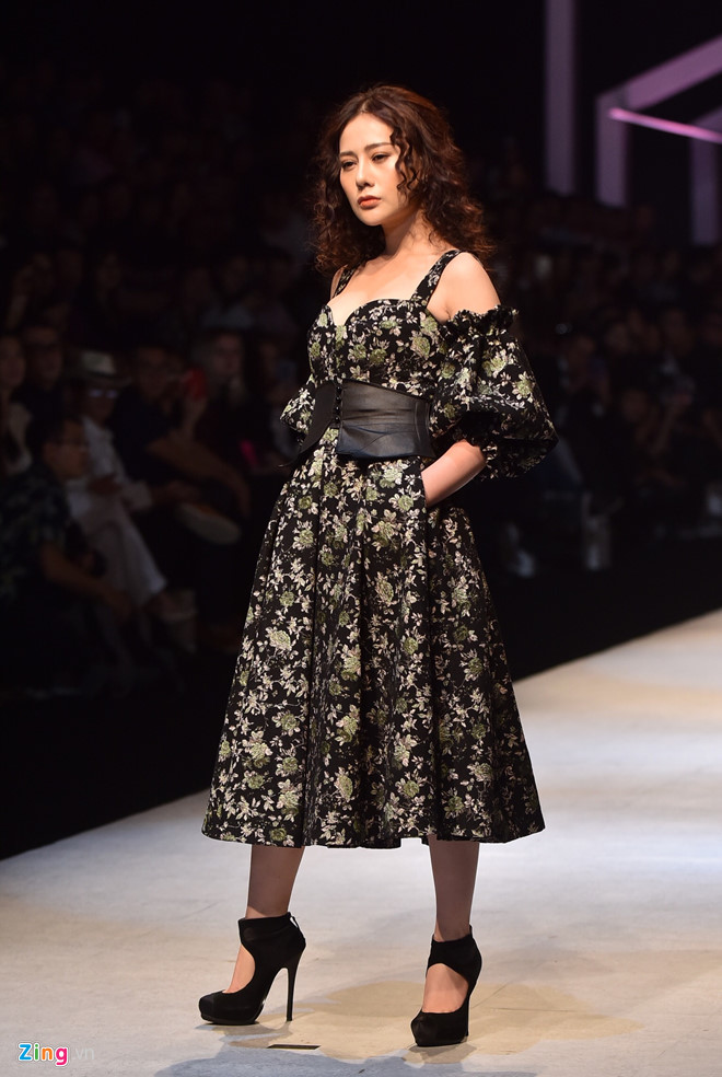 Quỳnh búp bê trình diễn thời trang sau 5 năm rời xa sàn catwalk