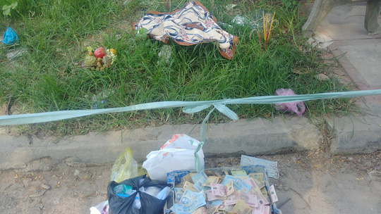 Thi thể bé sơ sinh bị nhét đầy giấy vào miệng được phát hiện ven đường