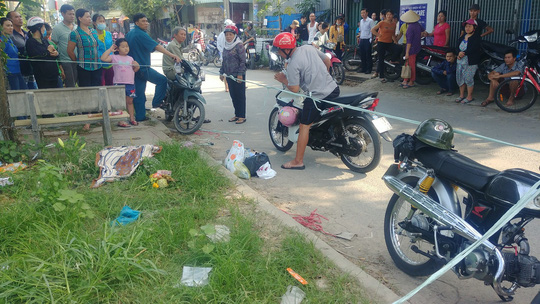 Thi thể bé sơ sinh bị nhét đầy giấy vào miệng được phát hiện ven đường