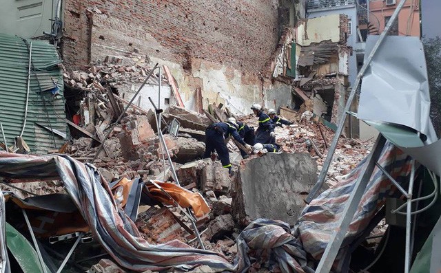 Bức tường bất ngờ đổ sập ở gần Hồ Gươm khiến nhiều người dân hoảng sợ Bức tường bất ngờ đổ sập ở gần Hồ Gươm khiến nhiều người dân hoảng sợ