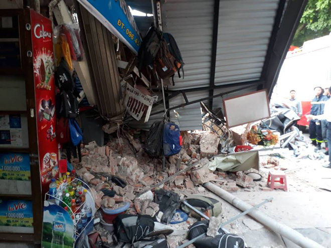 Bức tường bất ngờ đổ sập ở gần Hồ Gươm khiến nhiều người dân hoảng sợ