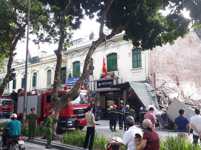 Bức tường bất ngờ đổ sập ở gần Hồ Gươm khiến nhiều người dân hoảng sợ